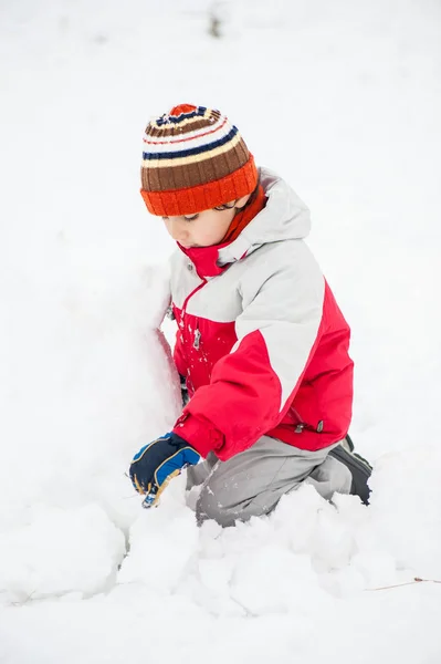 Chico Jugando Nieve Realmente Grande — Foto de Stock