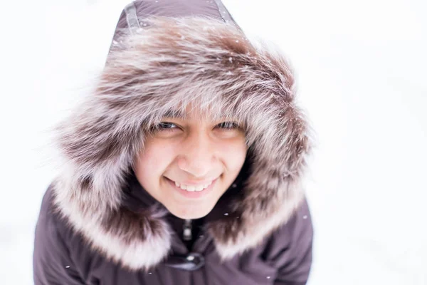 Hermosa Chica Oriente Medio Nieve —  Fotos de Stock
