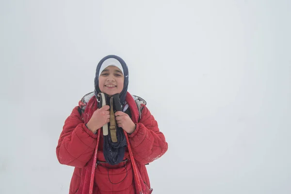 Árabe Menina Muçulmana Caminhadas Inverno Montanha Neve — Fotografia de Stock