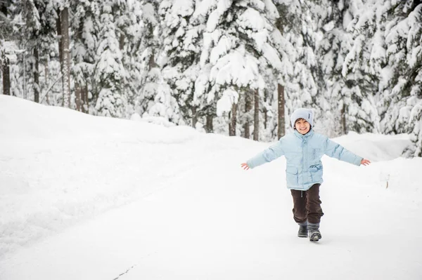 Meninos Caminhando Neve Estrada Floresta Rural — Fotografia de Stock