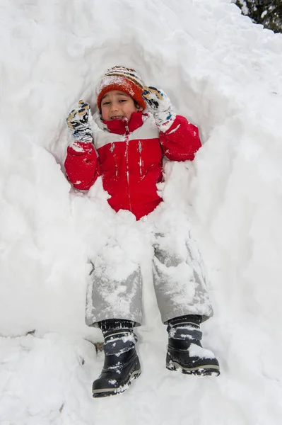 Pojke Som Spelar Riktigt Stora Snö — Stockfoto