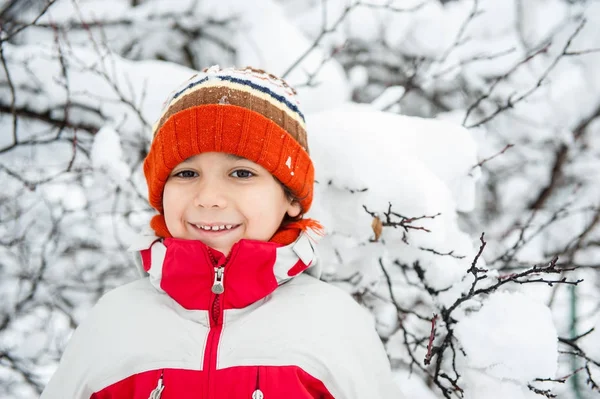 Szczęśliwym Chłopcem Zabawy Śniegu — Zdjęcie stockowe