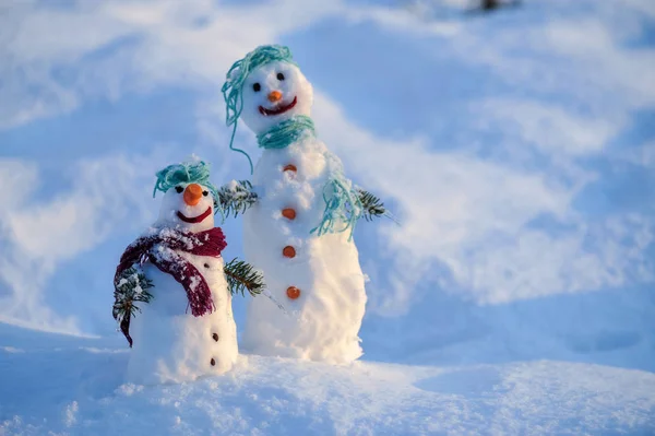 Pequenos Bonecos Neve Neve Com Espaço Cópia — Fotografia de Stock