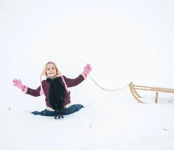 雪の中で遊び心のある子供の幸せ — ストック写真