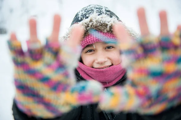 Lány Mosolyogva Közel Álló Hóban — Stock Fotó