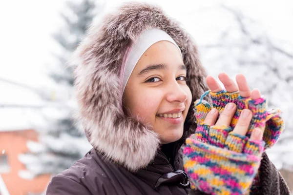 Menina Oriente Médio Bonita Neve — Fotografia de Stock