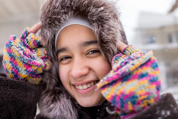 Menina Oriente Médio Bonita Neve — Fotografia de Stock