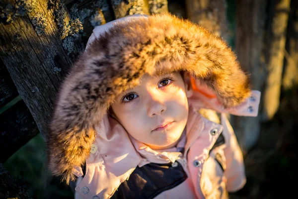 Liten Pojke Snön Bredvid Trä Land Staket — Stockfoto