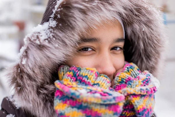 Belle Fille Moyen Orient Dans Neige — Photo