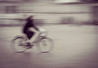 Şehir evden işe bisikletle gidip geliyor.