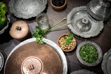 Aile toplantısı için geleneksel servis yemeği.