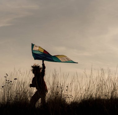 Uçurtmalı çocuk sahada