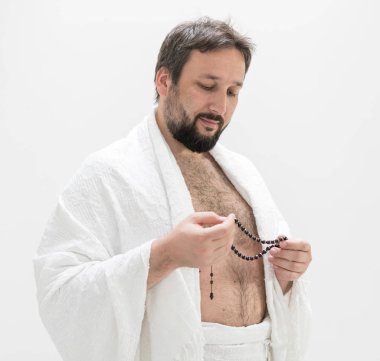 Hac giysileri ile Müslüman hacı