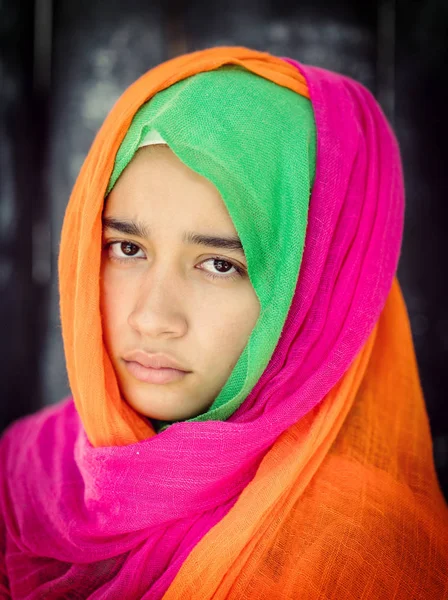 Menina Bonita Com Retrato Cachecol Colorido — Fotografia de Stock