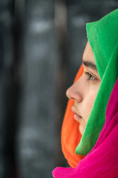 Hermosa Chica Con Retrato Bufanda Colores — Foto de Stock