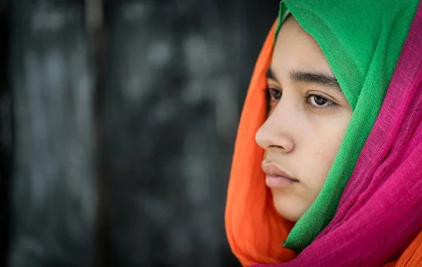 Mooi Meisje Met Kleurrijke Sjaal Portret — Stockfoto