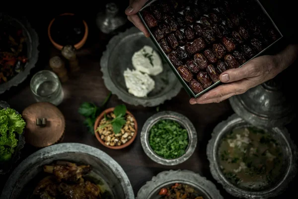 Προσφέροντας Ημερομηνίες Πριν Από Φαγητό Iftar Στο Ραμαζάνι — Φωτογραφία Αρχείου