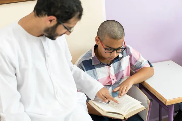 Имам Обучает Мусульманского Мальчика Корану — стоковое фото