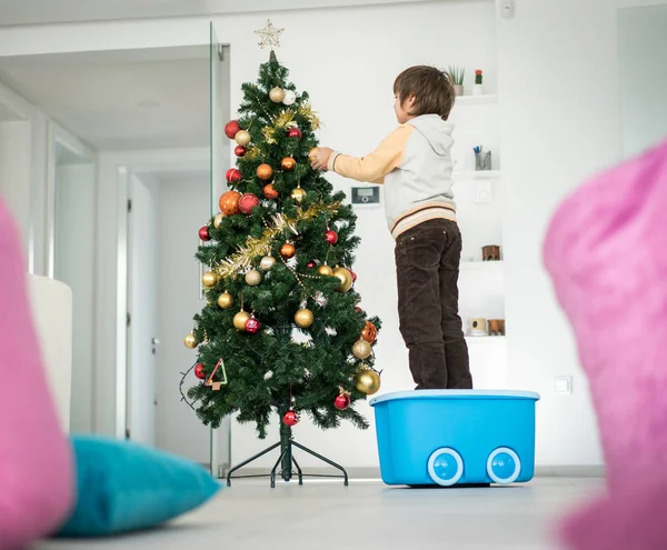 Kleine Jongen Klimmen Speelgoed Doos Kerstboom Versieren — Stockfoto