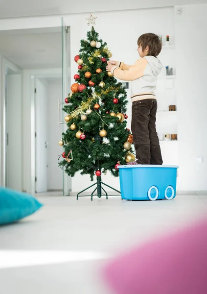 Ragazzo Che Arrampica Sulla Scatola Dei Giocattoli Decorare Albero Natale — Foto Stock