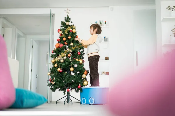 Niño Subiendo Caja Juguetes Para Decorar Árbol Navidad — Foto de Stock