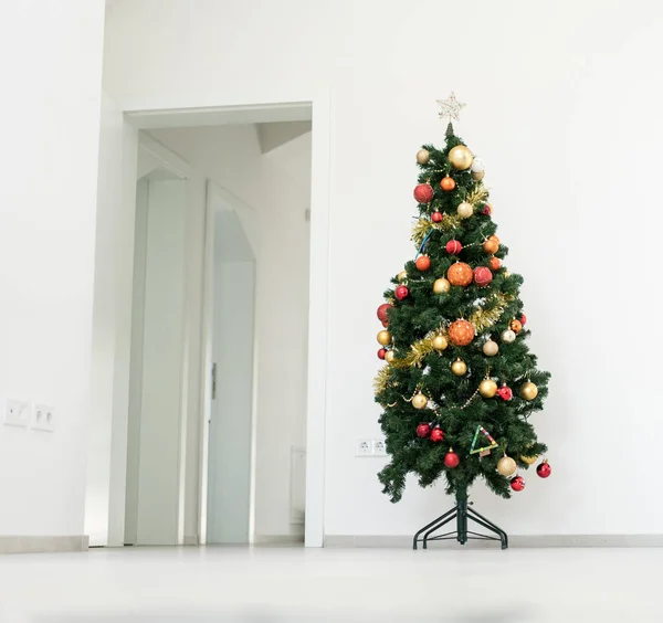 Anno Nuovo Albero Decorato Natale Soggiorno — Foto Stock