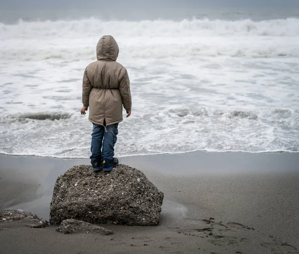 Mały Chłopiec Spacerujący Zimowej Plaży Morskiej — Zdjęcie stockowe