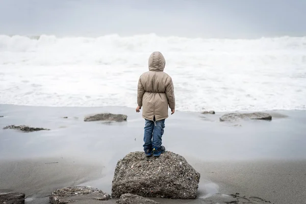 Мальчик Прогуливается Зимнему Морскому Пляжу — стоковое фото