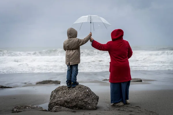 Mère Fils Avec Parasol Sur Plage Mer Hiver — Photo