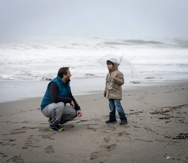 Padre Figlio Divertono Sulla Spiaggia Invernale — Foto Stock