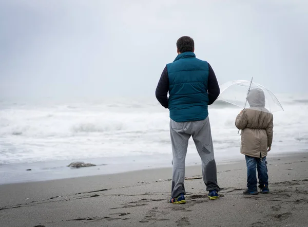 Padre Figlio Divertono Sulla Spiaggia Invernale — Foto Stock