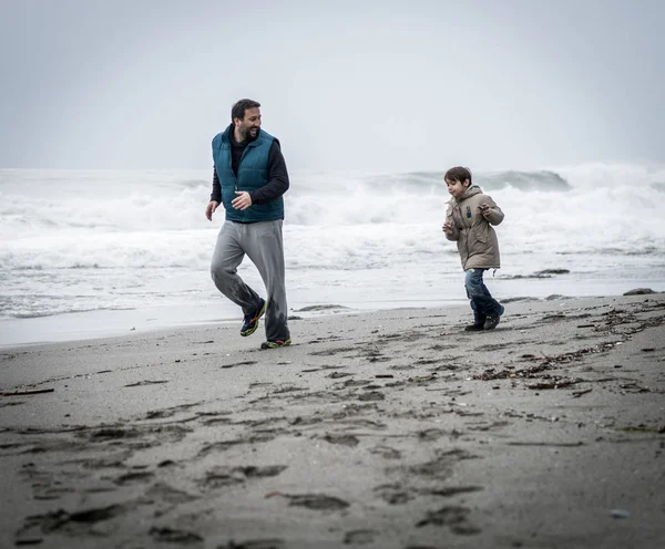 Padre Hijo Divierten Playa Invierno —  Fotos de Stock