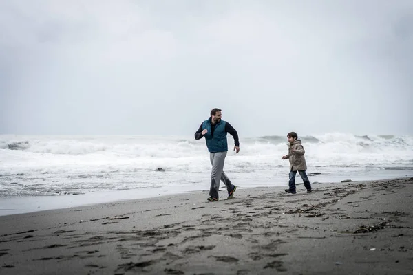 Padre Figlio Divertono Sulla Spiaggia Invernale — Foto Stock