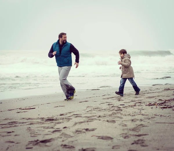 Padre Figlio Divertono Sulla Spiaggia Invernale — Foto Stock