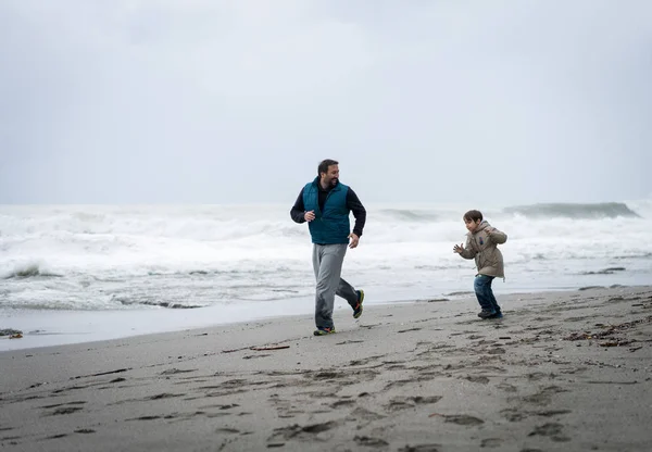 Батько Син Розважаються Зимовому Пляжі — стокове фото