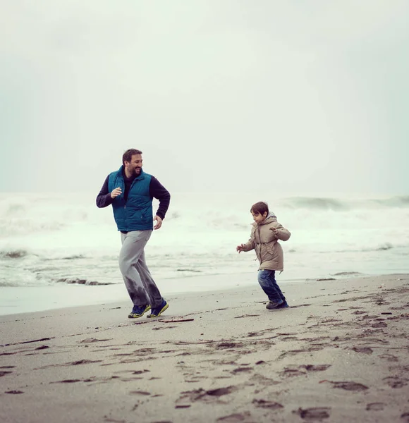 Padre Figlio Divertono Sulla Spiaggia Invernale — Foto Stock