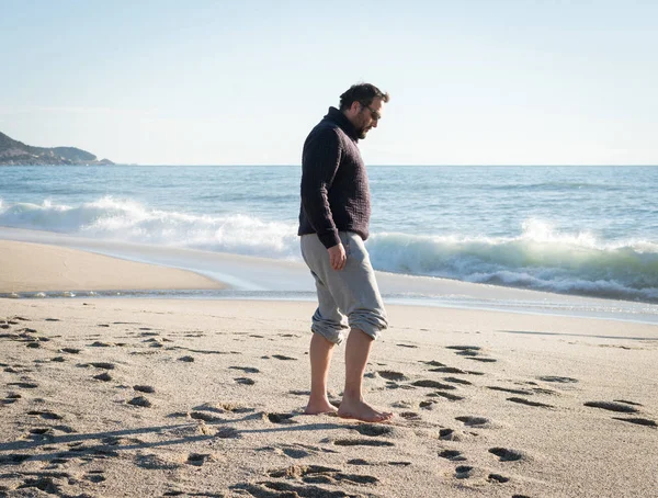 男は冬の海のビーチに行く — ストック写真