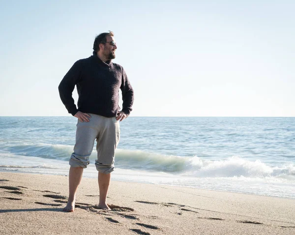 男は冬の海のビーチに行く — ストック写真