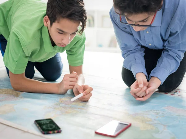 Two Boys Searching World Map Note Map Out Focus Trademark — Stock Photo, Image