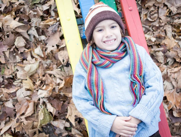 Piccolo Bambino Carino Sulla Panchina Del Parco Autunnale — Foto Stock