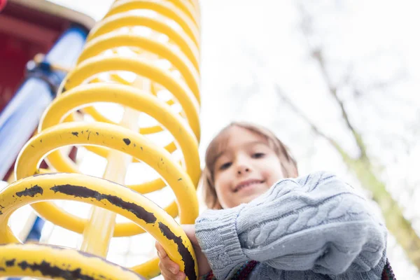 Kinder Spielen Auf Spielplatz Spazieren Und Klettern Auf Affenstangen — Stockfoto