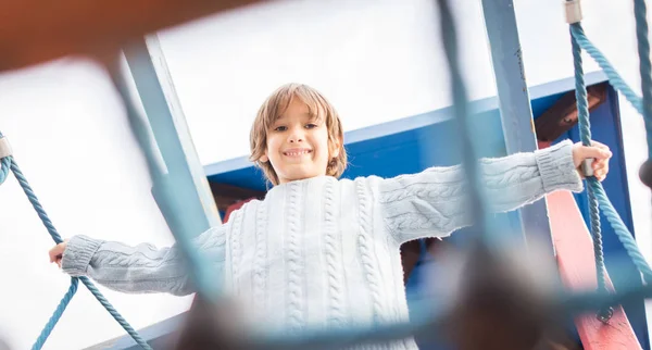 Kinder Spielen Auf Spielplatz Spazieren Und Klettern Auf Affenstangen — Stockfoto