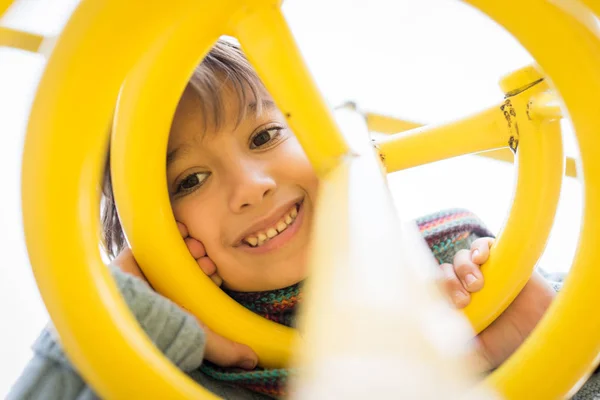 Kinder Spielen Auf Spielplatz Spazieren Und Klettern Auf Affenstangen — Stockfoto