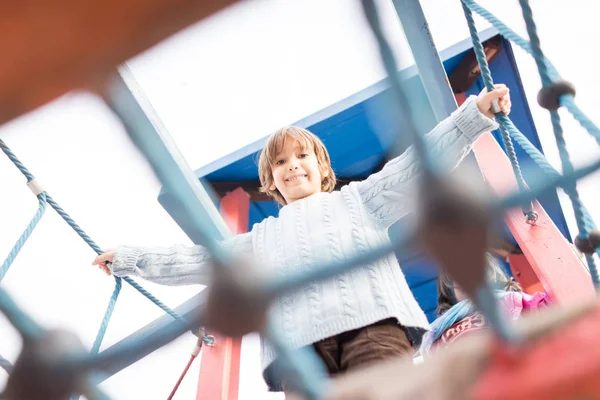 Kinderen Spelen Speeltuin Wandelen Klimmen Apenbars — Stockfoto