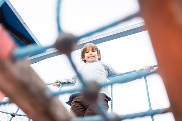 Kinder Spielen Auf Spielplatz Spazieren Und Klettern Auf Affenstangen — Stockfoto