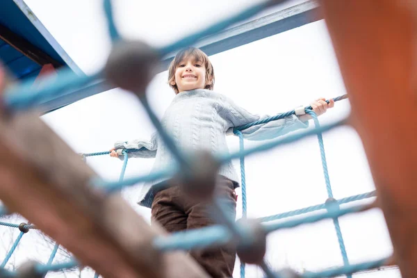 Kinder Spielen Auf Spielplatz Spazieren Und Klettern Auf Affenstangen — Stockfoto