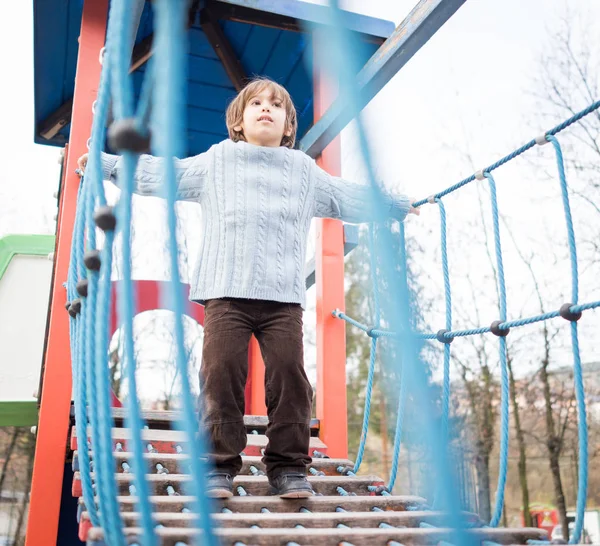 Kinder Spielen Auf Spielplatz Spazieren Und Klettern Auf Affenstangen — Stockfoto