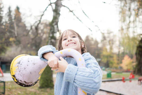 Barn Leker Lekplats Promenader Och Klättring Apa Barer — Stockfoto