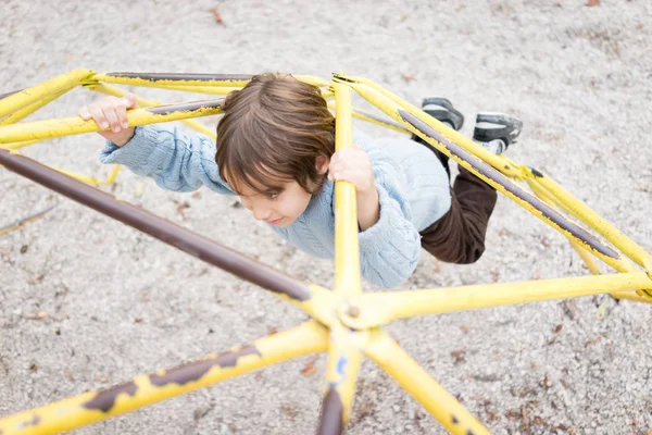 Barn Leker Lekplats Promenader Och Klättring Apa Barer — Stockfoto