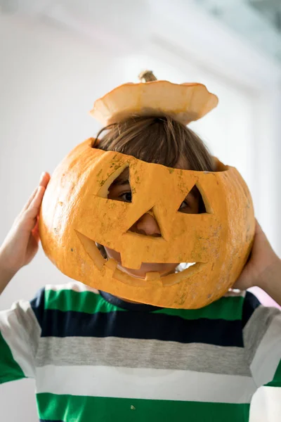 Menino Vestindo Máscara Abóbora Halloween — Fotografia de Stock